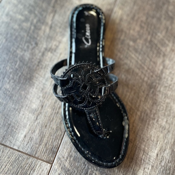 Circus by Sam Edelman patent finish flat sandal. Women’s US7 - Picture 2 of 3